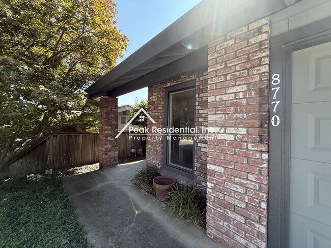 Building Photo - Spacious Orangevale 3bd/2ba Duplex with 2 ...