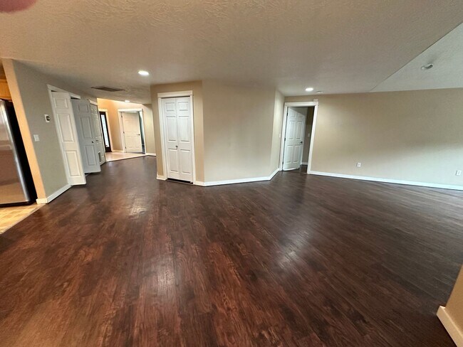 Foto del edificio - Very Nice 3 Bed 2 Bath Home With Vinyl Pla...