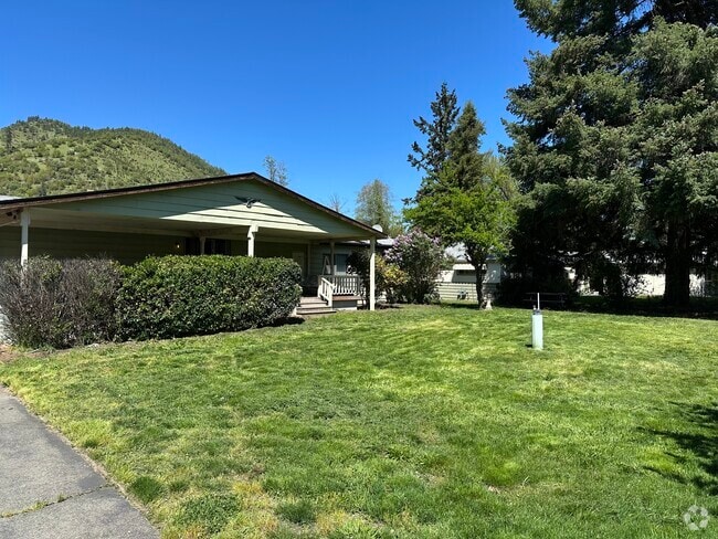 Building Photo - 3000 Rogue River Hwy