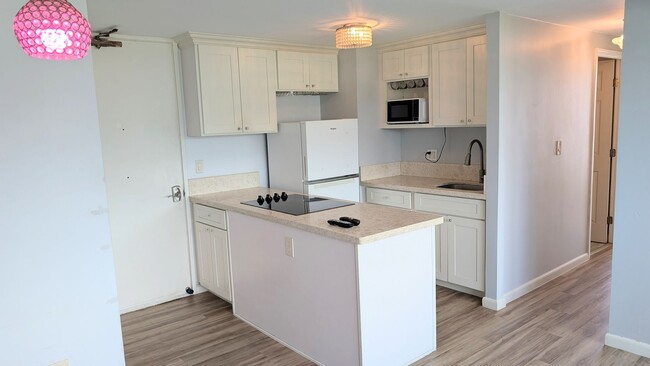 Photo - Island Colony 1-Bed 1-Bath, Sweeping Mountain Views, no parking Apartment