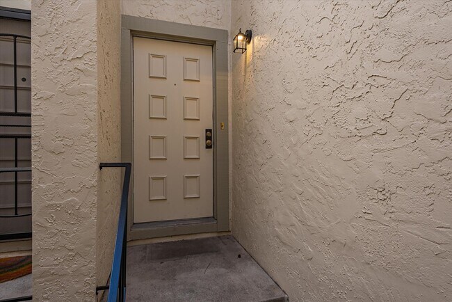Building Photo - Cupertino 2 Bed, 2 Bath Townhouse with Att...