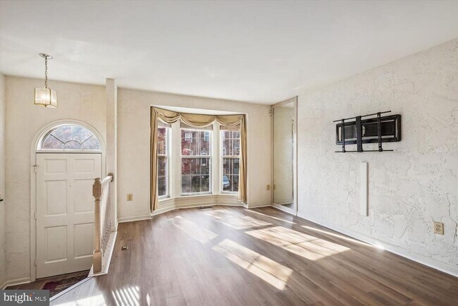 Foto del edificio - 2409 Simpkins Farm Dr