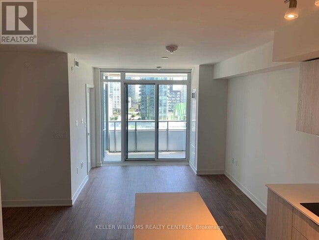 Building Photo - 576 Front St W