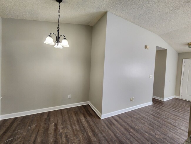 Building Photo - 3 Bedroom Home Near University Area