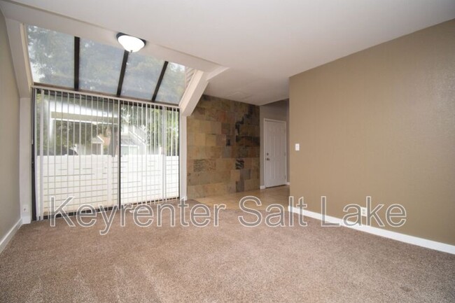 Building Photo - 985 Essex Ct Way
