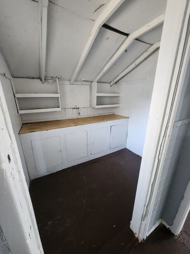 Building Photo - 4 bedroon single family home