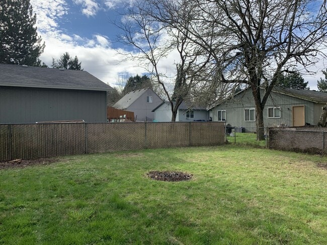 Foto del edificio - Four bedroom, two bath family home on quiet Beaverton street