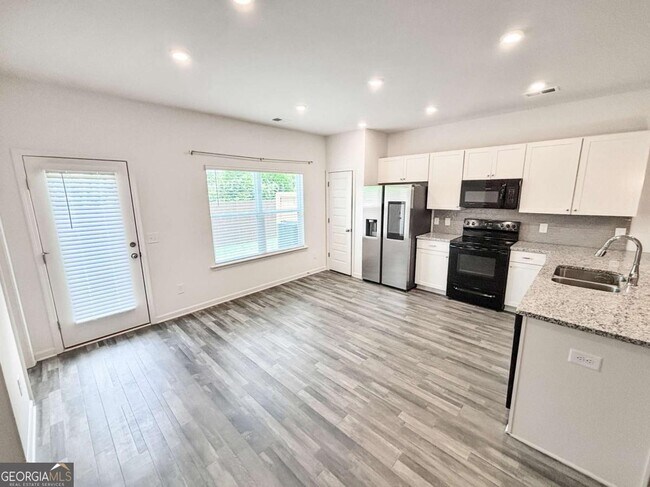 Building Photo - 5784 Silver Lk Dr