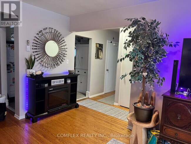 Photo du bâtiment - 334 Surrey Dr