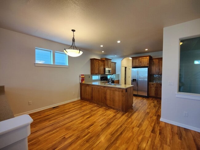 Foto del edificio - Beautiful 3x2.5 with fenced patio and upstairs bonus area