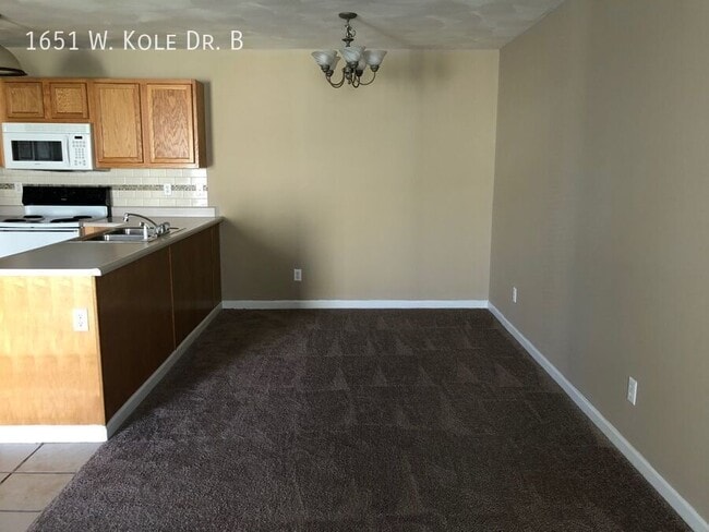 Building Photo - 1651 W Kole Dr