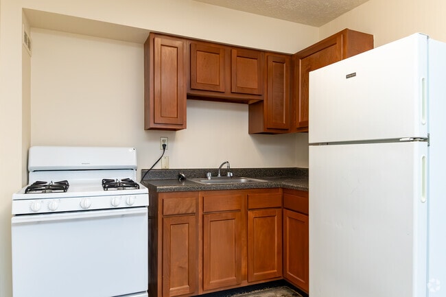 2BR, 1BA - 665 SF - Kitchen - Long View