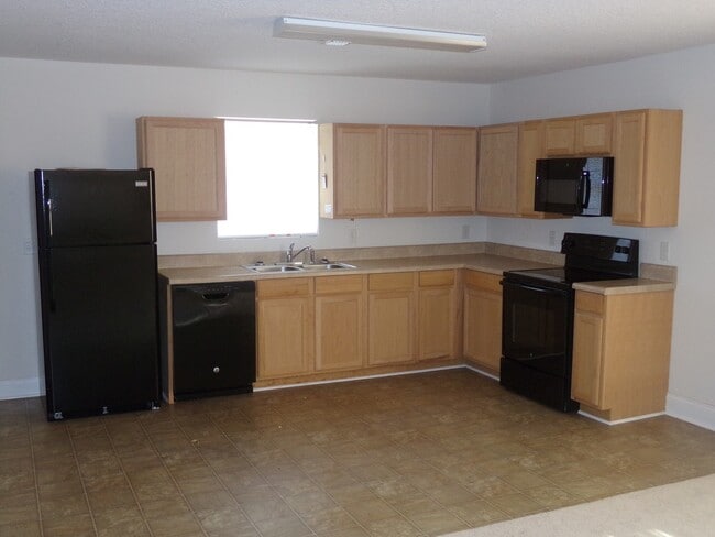 Building Photo - Three-Bedroom Auburndale Home with Large Y...