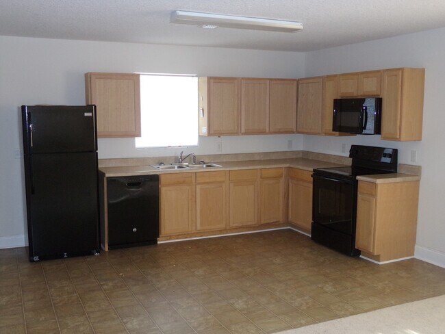 Foto del edificio - Three-Bedroom Auburndale Home with Large Y...