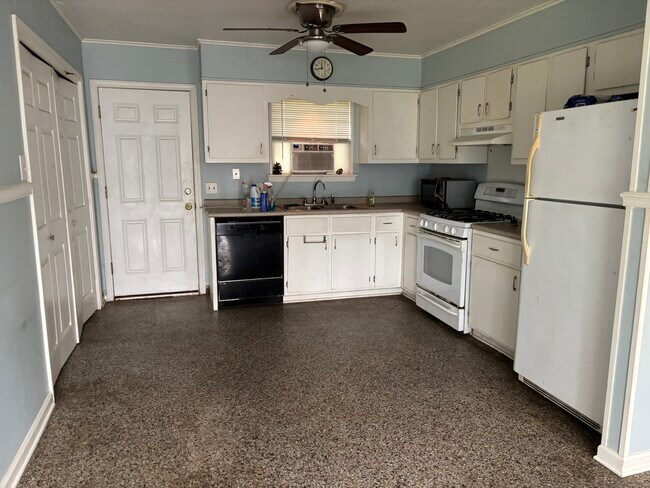 Large kitchen - 127 Danos Ln
