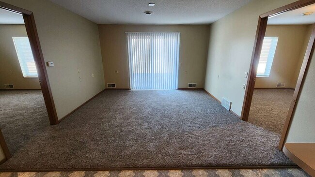 Foto del edificio - Large 2 Bedroom, 1 1/2 Bathroom Apartment - Lower Level End Unit