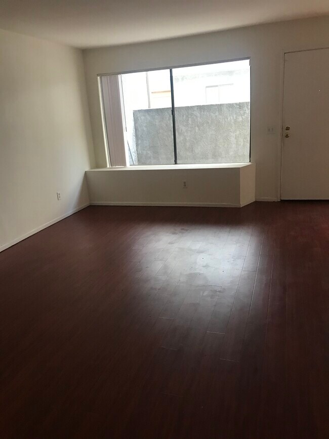 Living Room - 15000 Burbank Blvd