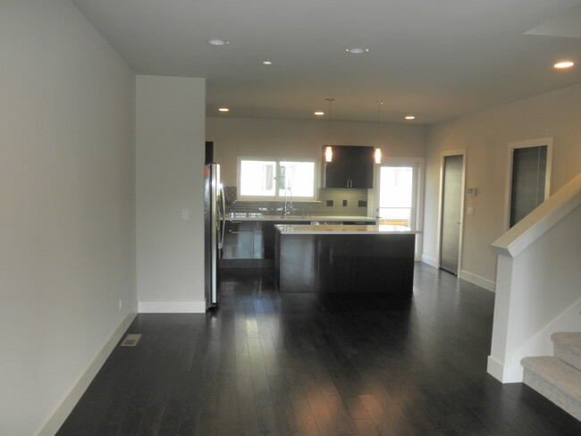 Building Photo - 994 NE High St Issaquah, WA 98029 $3,650 P...