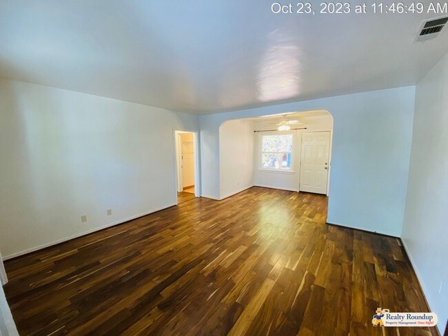 Building Photo - Large Lot in Elmhurst Area