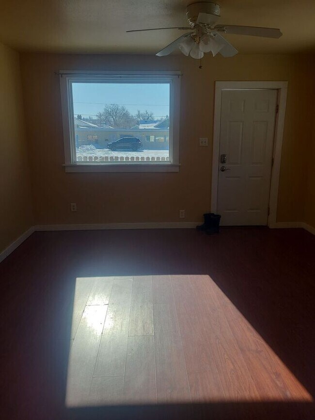 Building Photo - Available Now! Call office to schedule a s...