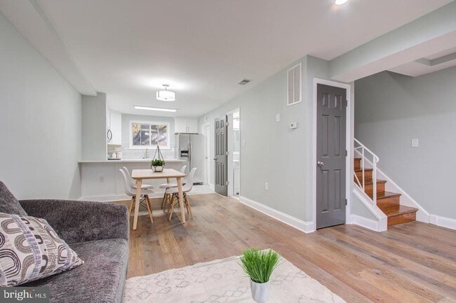 Building Photo - 1626 Kenwood Ave