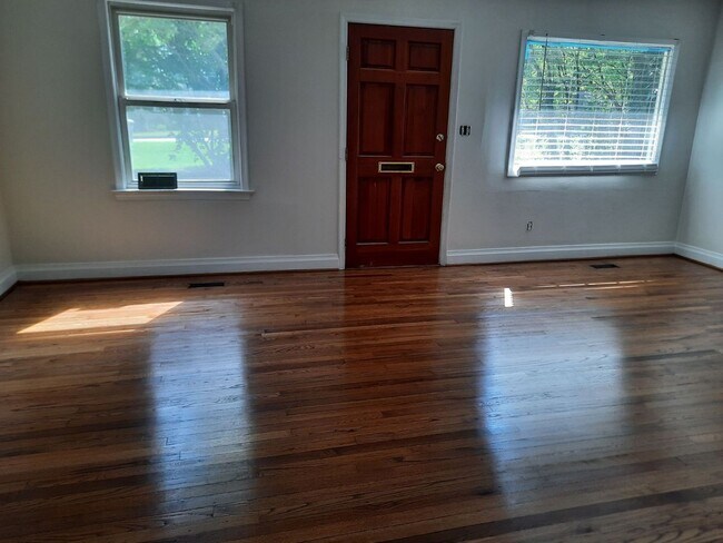 Building Photo - Well Maintained 3BR near Jaycee Park