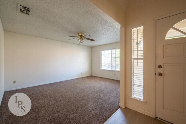 Foto del edificio - N.E. Fresno Home, 3BR/2BA, Blt 1988, POOL + Living & Family Rooms - Lots of Amenities!
