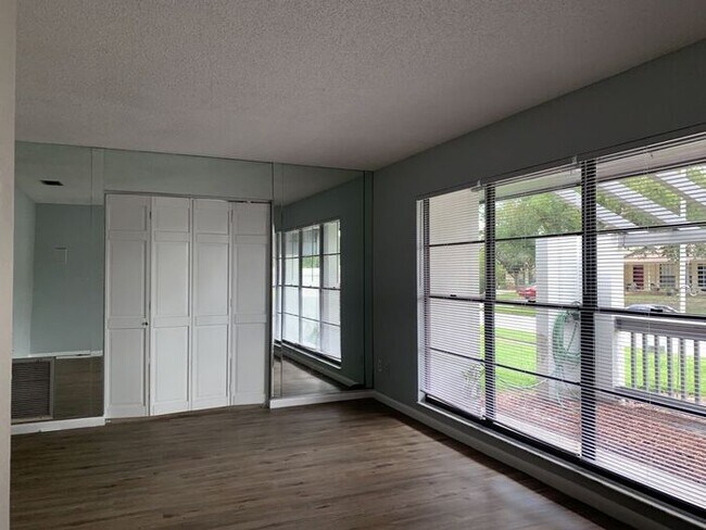 Foto del edificio - LOVELY NORTHDALE POOL HOME