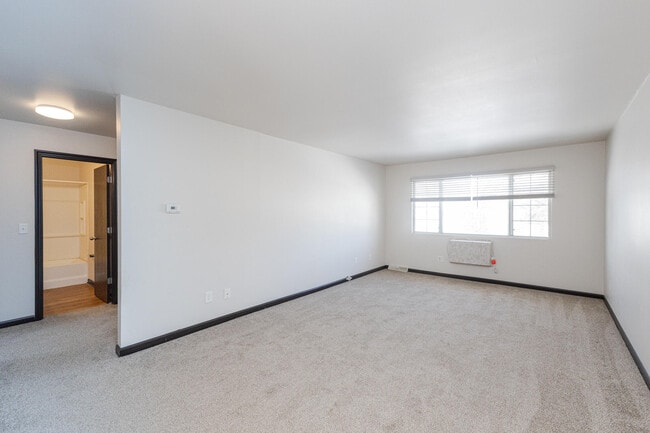 Building Photo - 721 Princeton Ct