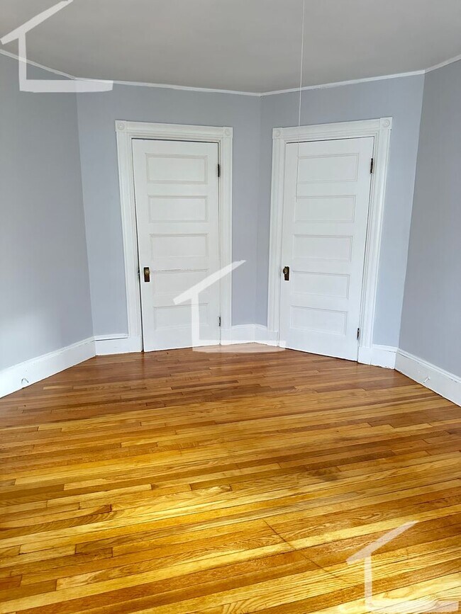 Building Photo - Newly renovated 3 bedroom