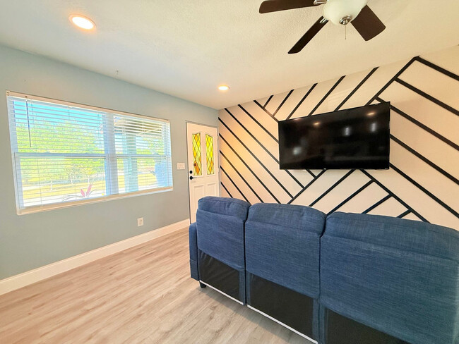Building Photo - 3120 Drake Dr