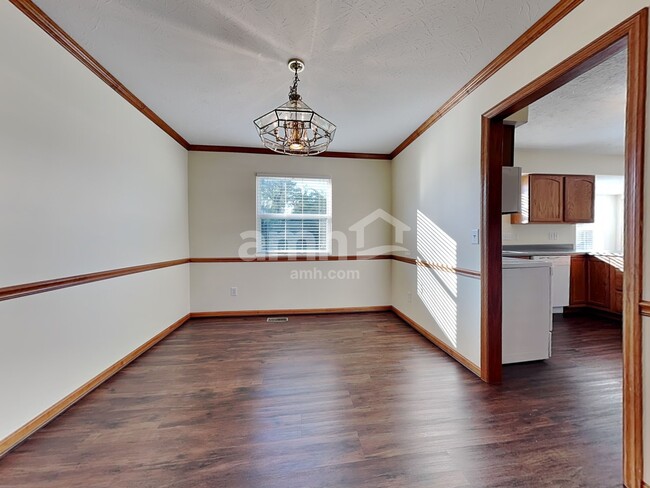 Foto del edificio - 6088 Lakewood Dr