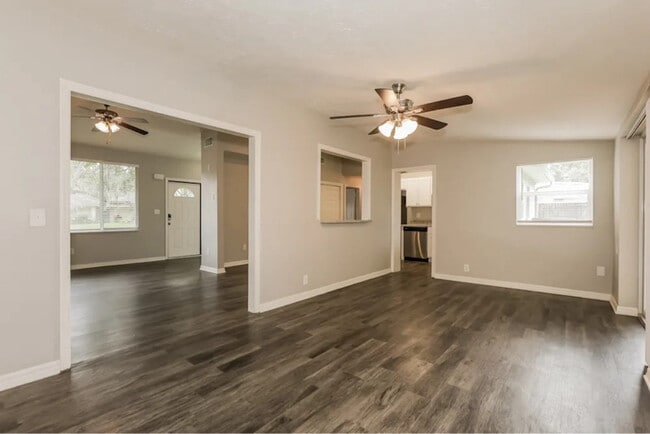 Building Photo - 813 E River Dr