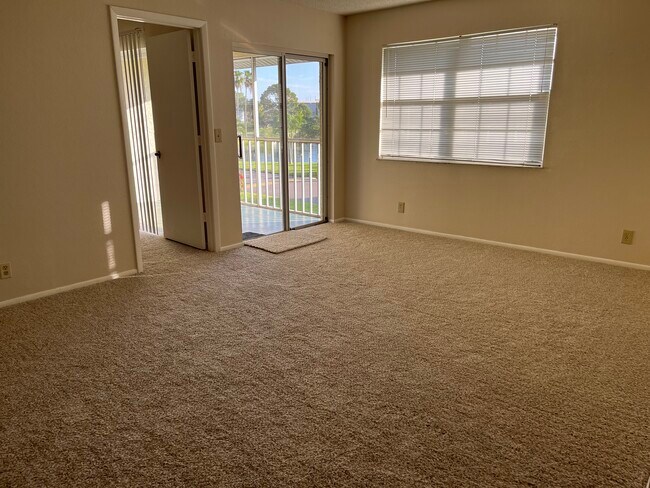 Double sliders to balcony - 1522 SE Royal Green Cir