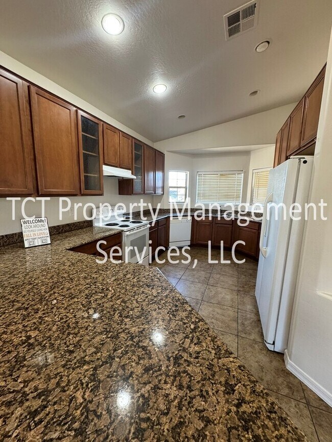 Foto del edificio - Great 4 Bedroom Home In Montecito Estates!