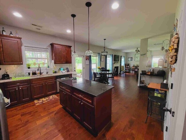 Building Photo - 110 Pinecrest Dr