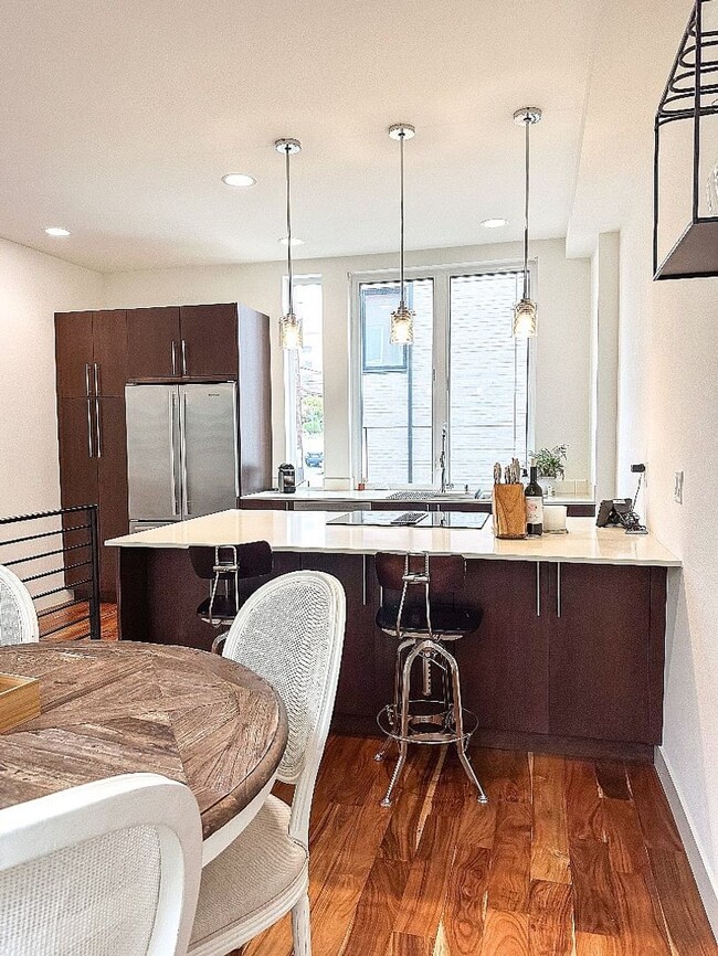 Building Photo - Fully furnished Lakeside Townhome with Roo...