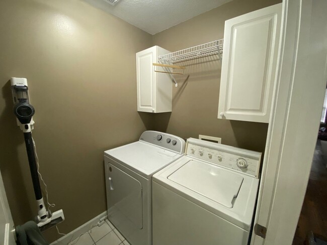 Building Photo - 3 Bed / 2 Bath Available Now!