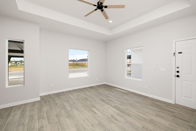 Building Photo - 404 N Alexandrite Ave