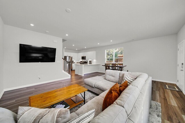 Building Photo - MOVE IN SPECIAL! MOVE IN BY 11/1 AND RECIE...