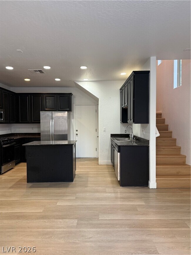 Foto del edificio - 690 Calamus Palm Pl