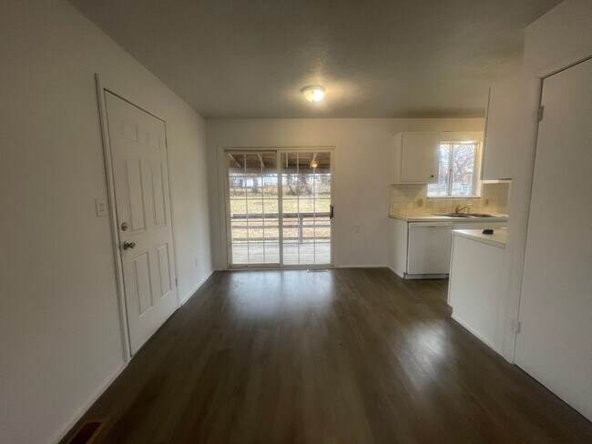 Building Photo - Available Now 3 bedroom 1.5 bath