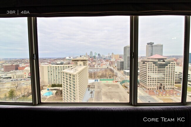 Foto del edificio - 3 Bedroom + 3 Balcony Crossroads Condo