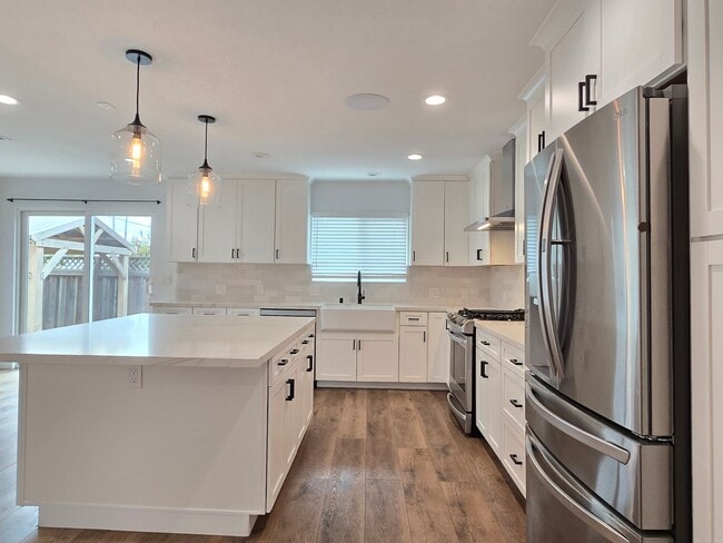 Building Photo - Spacious Single Family Home, Completed Ren...