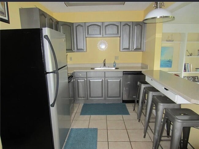 Building Photo - 1030 Lookout Dr