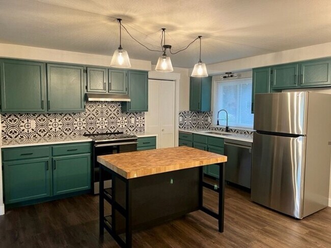 Building Photo - 3bd 2 bth rambler