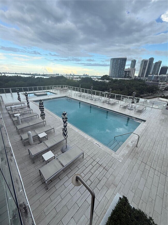 Foto del edificio - 4250 Biscayne Blvd