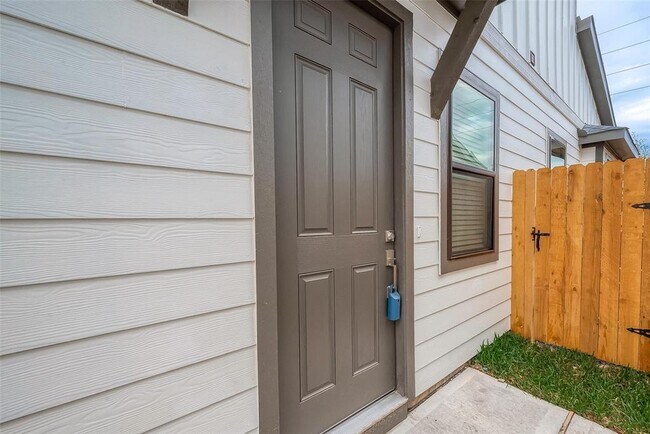 Building Photo - 27838 Western Crk Ct