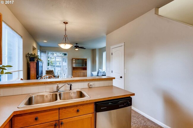 Building Photo - ***North Portland 3 bed 2.5 Single Family ...