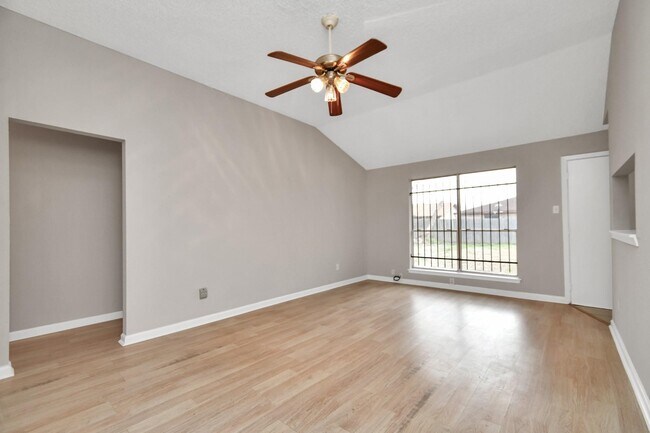 Foto del edificio - 12811 Glen Hollow Dr